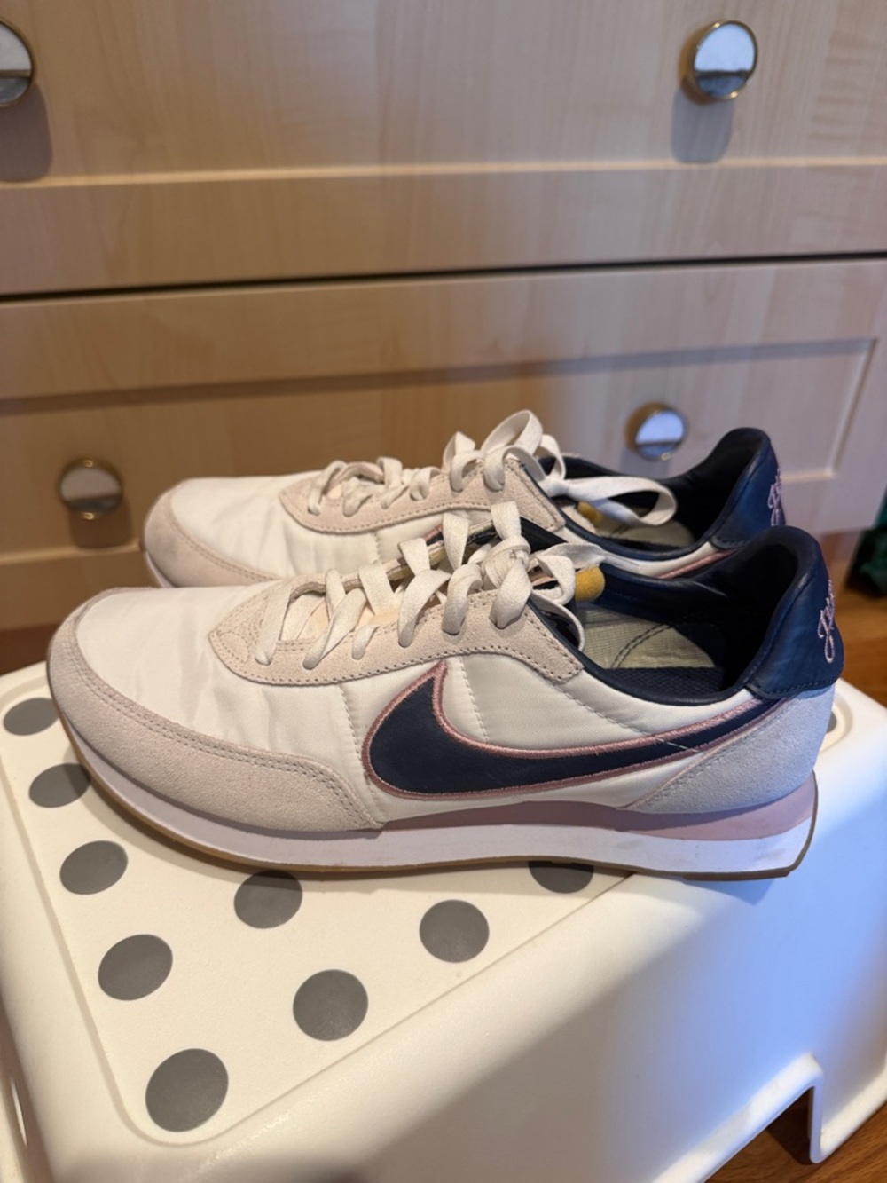 Nike Runner Sneakers in Pale Pink, Navy & White